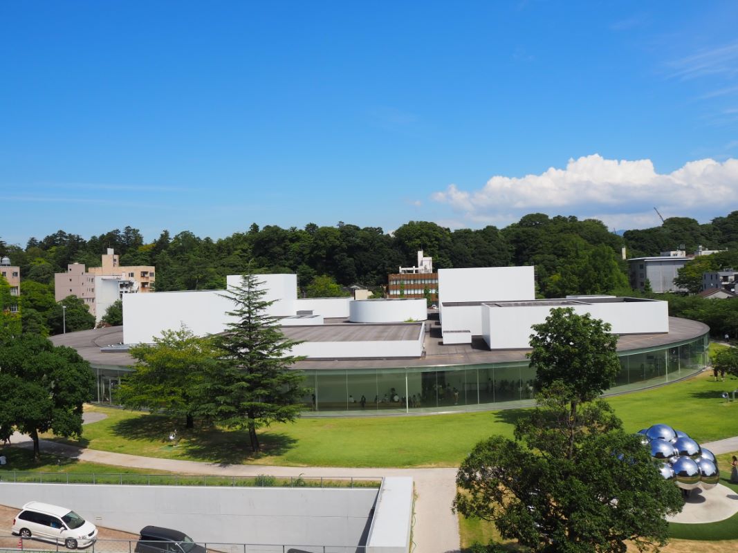 There's plenty of space outside the museum to enjoy © Kanazawa